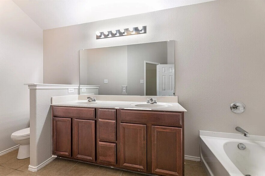 Building Photo - 9829 Fleetwood Dr