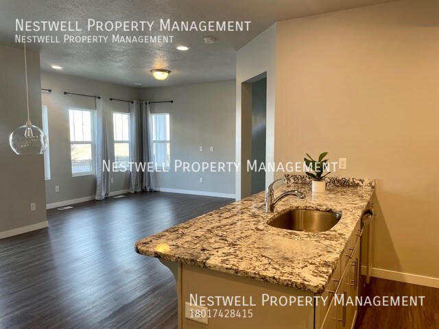 Building Photo - Amazing End-Row Townhome in Traverse Mountain