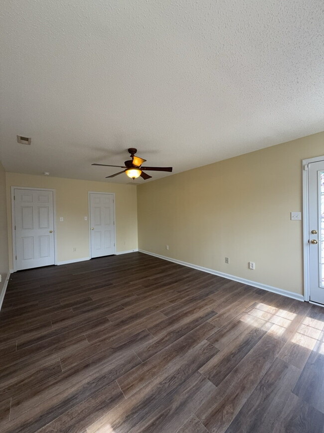 Building Photo - Three Bedroom Two and Half Full Bathroom R...