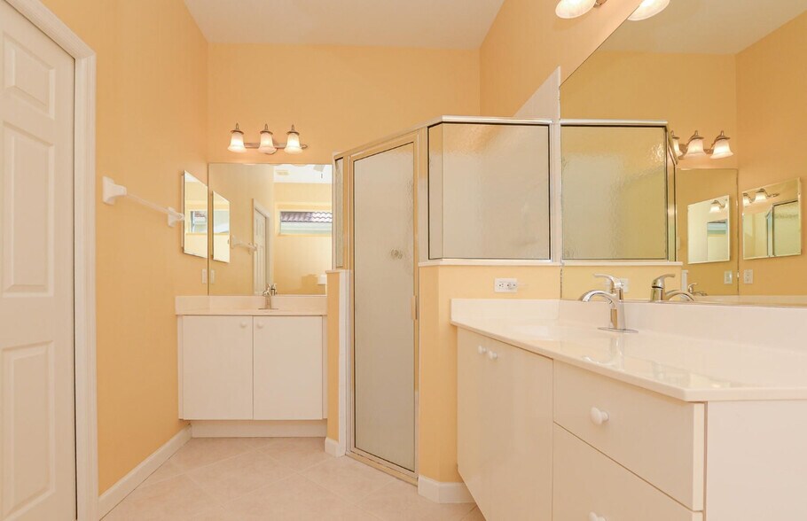 Master bedroom bath - 798 SW Munjack Cir
