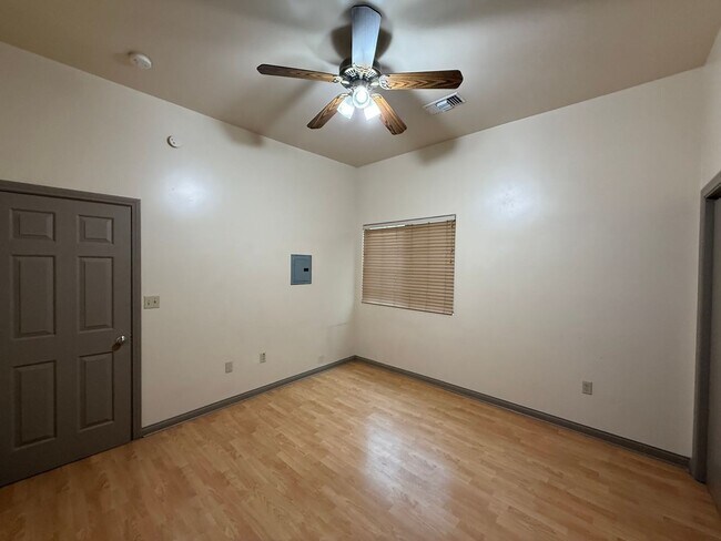 Building Photo - 522 Center St