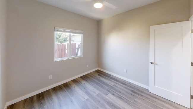 Building Photo - One Story 4BD/2BA w/ Private Yard!! (Lease...