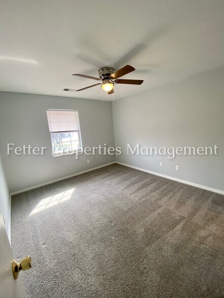 Building Photo - 5680 Kenwood Dr