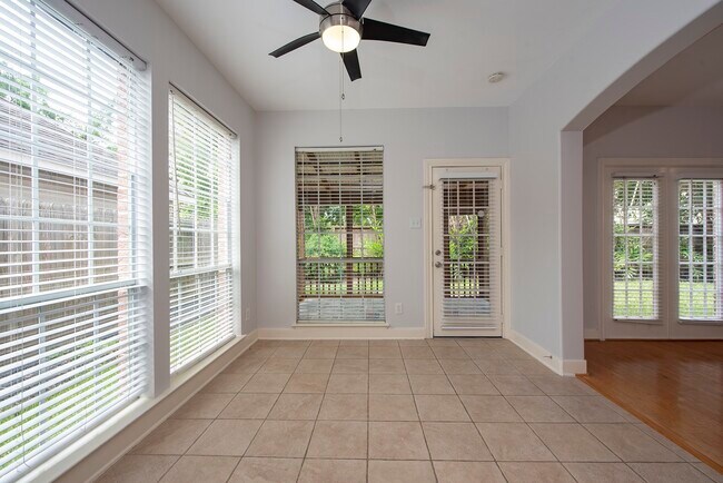Building Photo - 3238 Enclave Ln