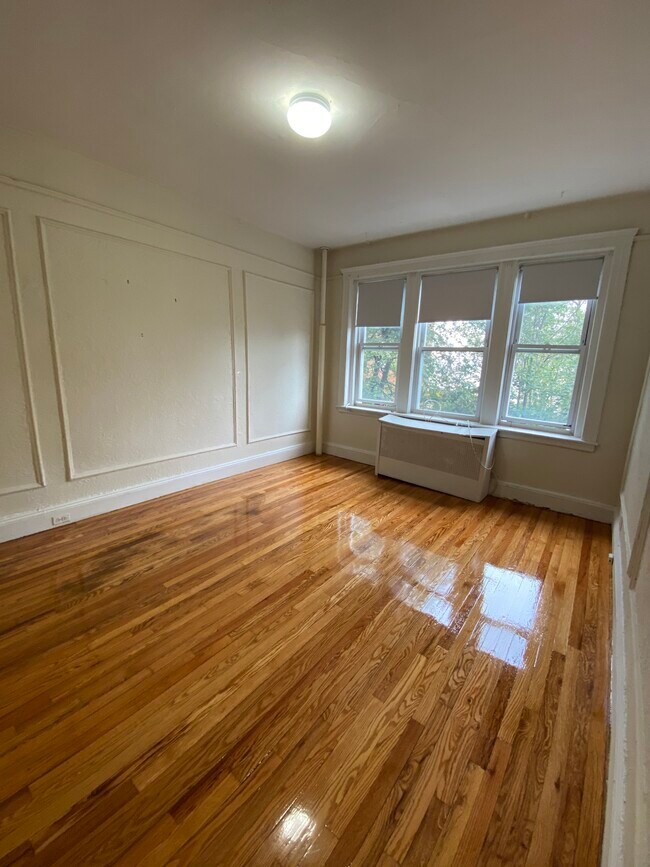 Primary Photo - 1687 Commonwealth Ave