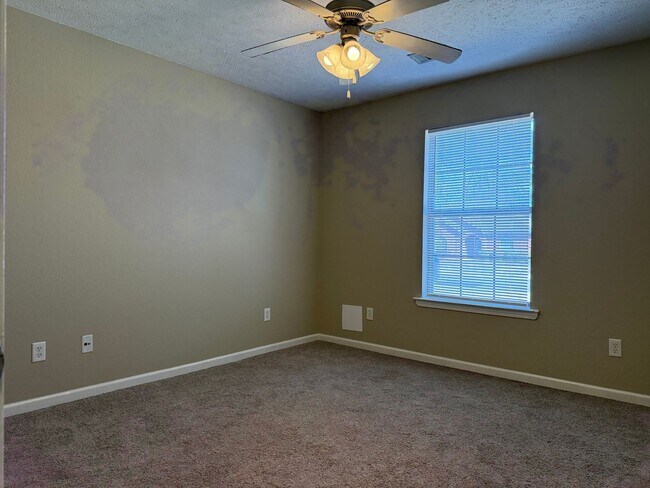 Building Photo - 2413 Versailles Dr