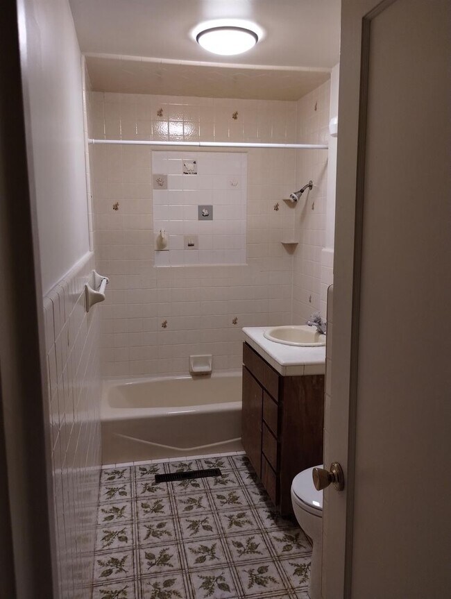 Building Photo - Spacious and Updated 3bd/2ba Ogden Home!