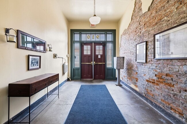 Building Photo - *Beautifully Updated & Unique 1BD/2BA Condo Unit Available in South Side*