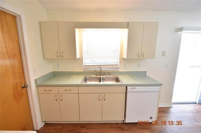 Building Photo - 38927 Carr Dr