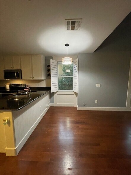 Building Photo - 1360 S Sabino Dr