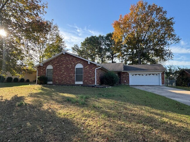 Building Photo - 3 Bedroom Home with Fenced Yard!!