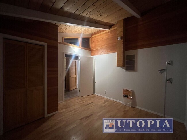 Building Photo - 10585 Redwood Dr