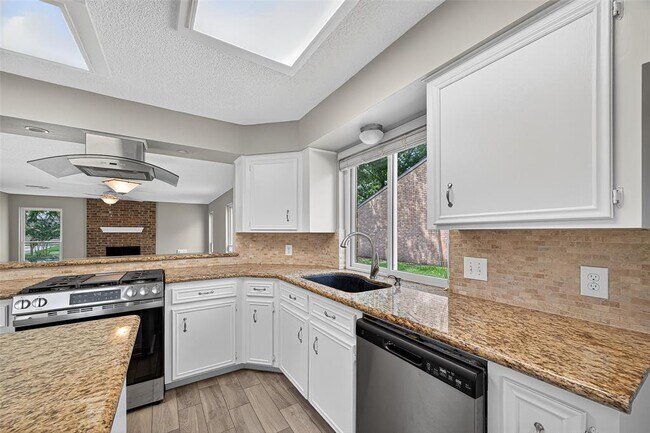 Building Photo - 16019 Parksley Dr