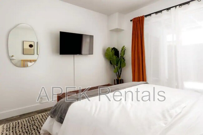 Building Photo - 547 N Sunrise Way