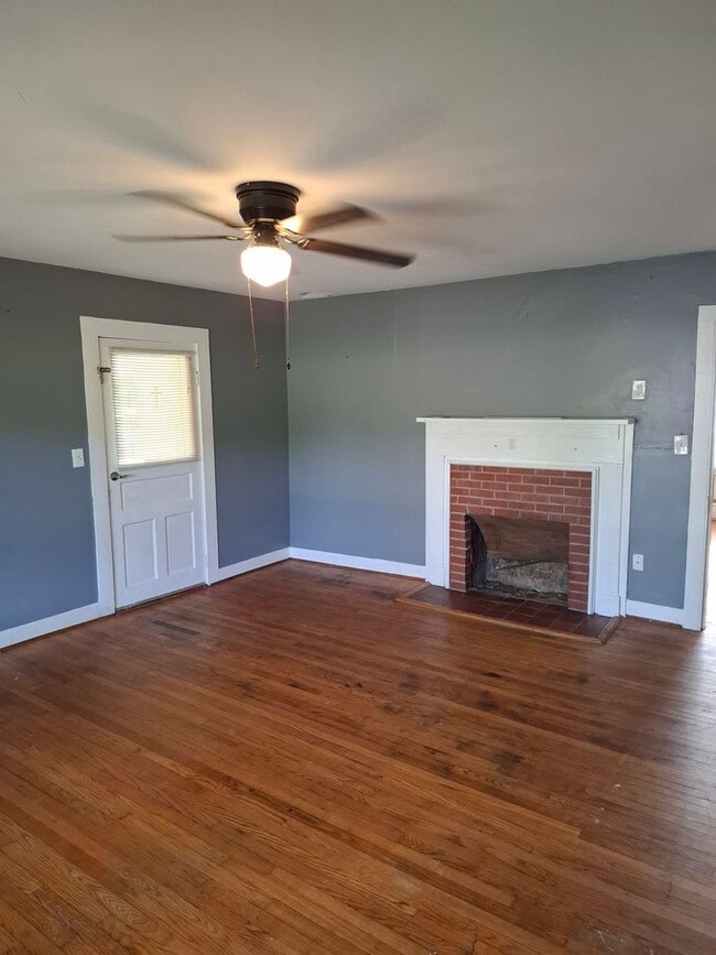 Building Photo - Unbelievable Updated Farmhouse in Lanexa!