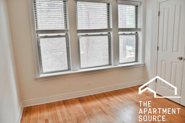 Building Photo - 1210 W Waveland Ave