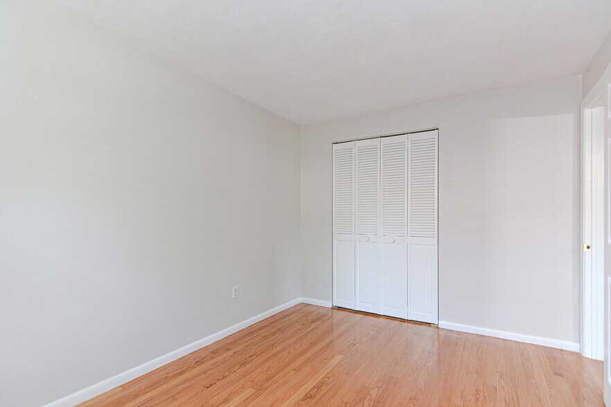 Building Photo - 4 Colonial Village Dr