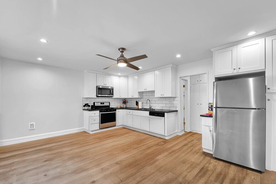 Building Photo - 925 W 30th St