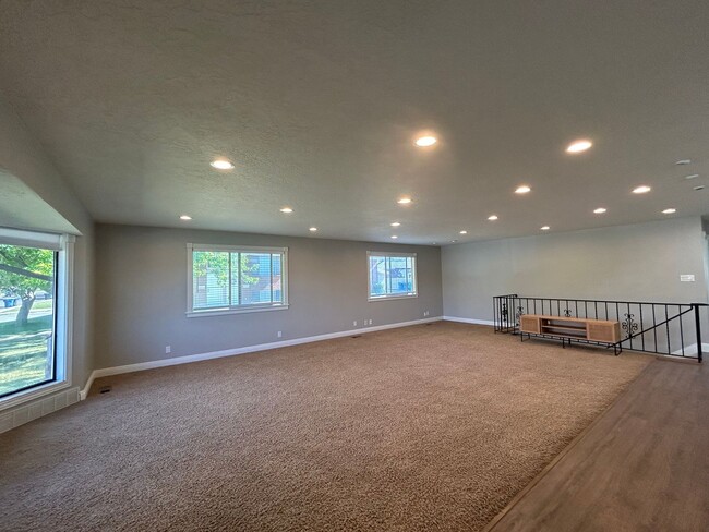 Building Photo - 428 200 E