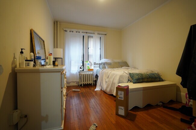 Building Photo - 452 Park Dr