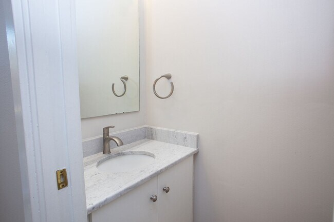 Building Photo - Stratton Forest Condo