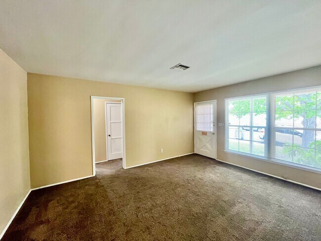 Building Photo - 3BR Home in Fairmount Park - Spacious Yard & Prime Location!