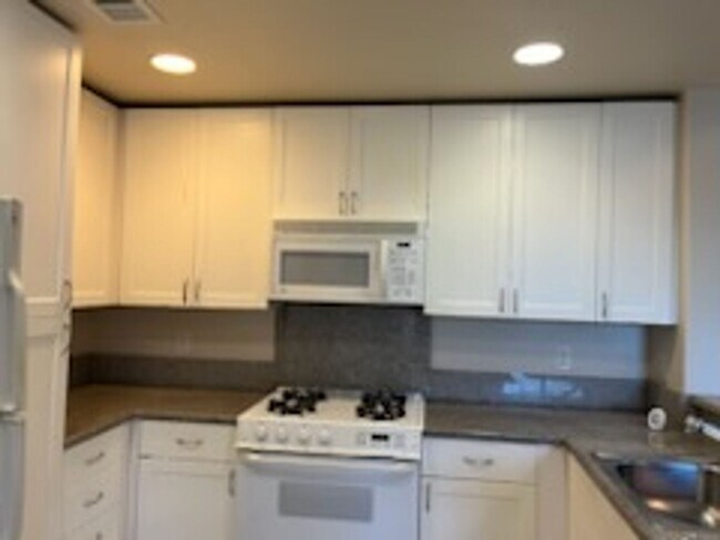 Building Photo - Epic REA - Great 1 BR/1 BA Condo w/Parking...