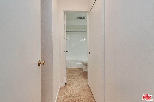 Building Photo - 320 S Ardmore Ave