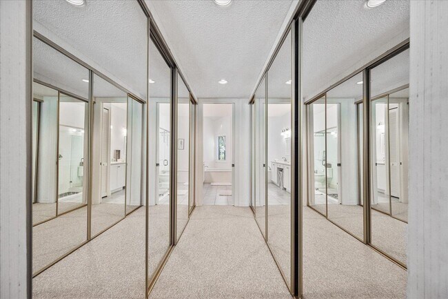 Building Photo - 2585 Sheltingham Dr