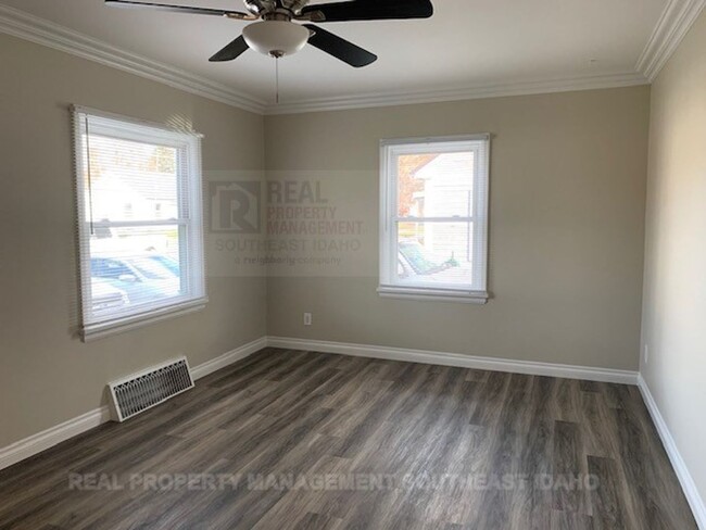 Building Photo - Adorable Centrally Located, Renovated Home...