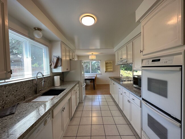 Building Photo - Lovely Remodeled 4 bedroom 2.5 bathroom ho...