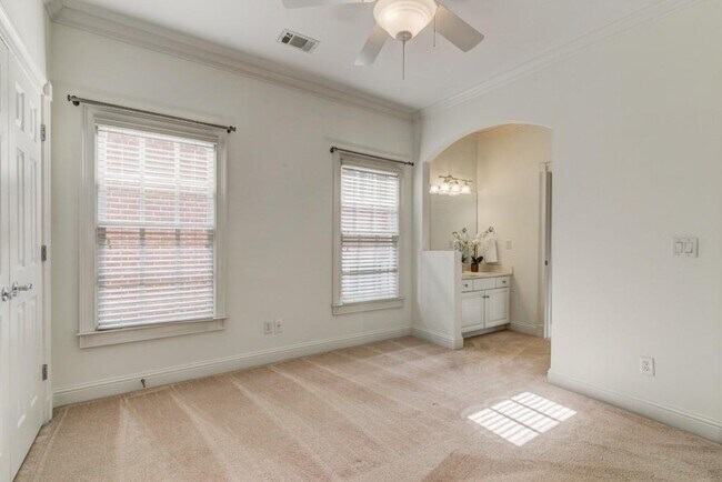 Building Photo - 704 Longleaf Dr NE