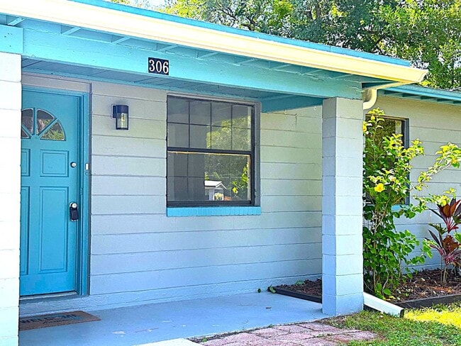 Building Photo - On Island, Close to Historic District & Be...