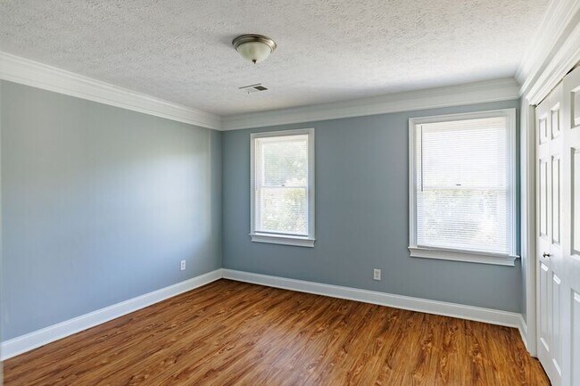Building Photo - 330 Monty Dr