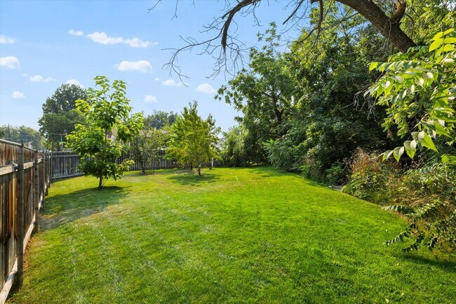 Building Photo - 4 Bed, 4 Bath on .62/acre! Close to BSU!