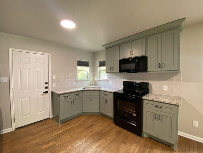 Building Photo - Super Cute, Newly Remodeled, 2bd/1bth hous...