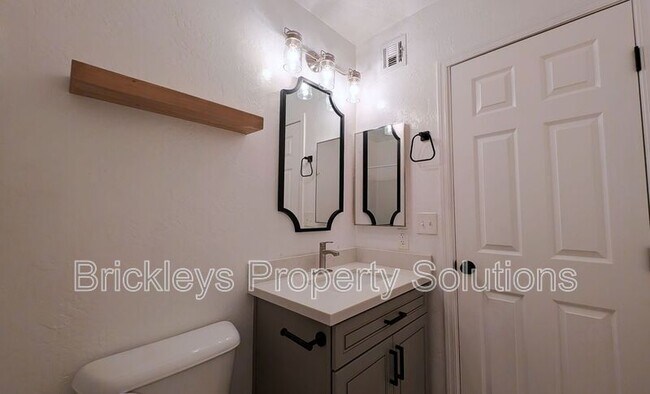 Building Photo - 2029 S Nina Cir