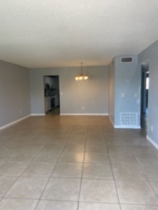 Building Photo - 605 Northlake Blvd