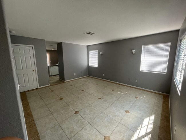 Building Photo - 3 BEDROOM 2 BATH HOUSE
