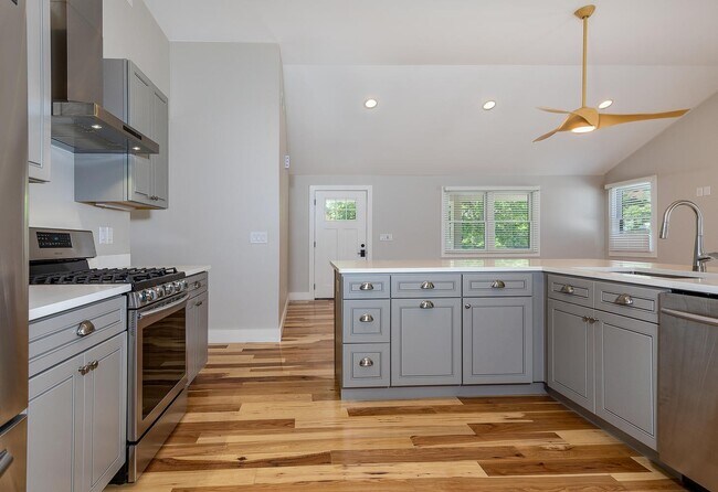 Building Photo - Beautiful Home - Excellent Kenilworth Location!