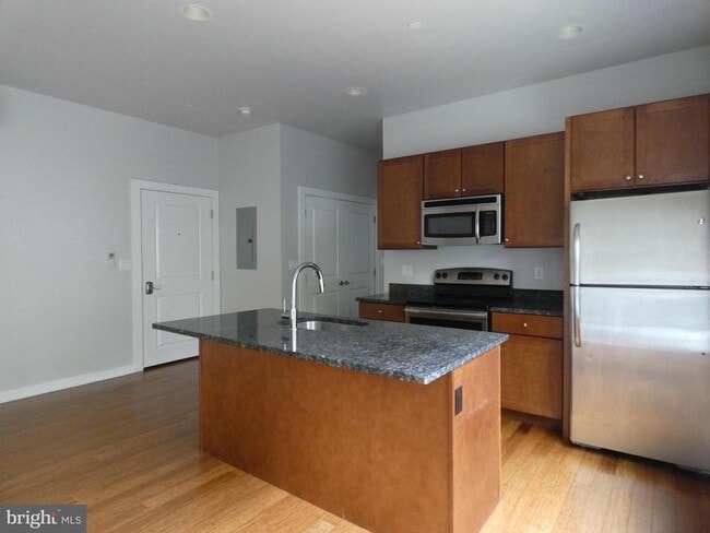 Building Photo - 3862 Lancaster Ave