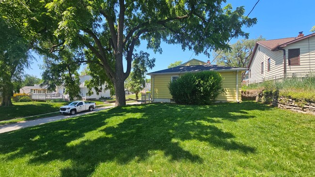 Building Photo - Mid Century 3 Bedroom