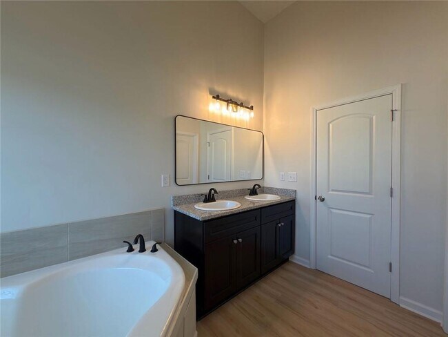 Building Photo - 2770 Austin Ridge Dr NE