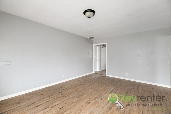 Building Photo - 1338 N Volutsia