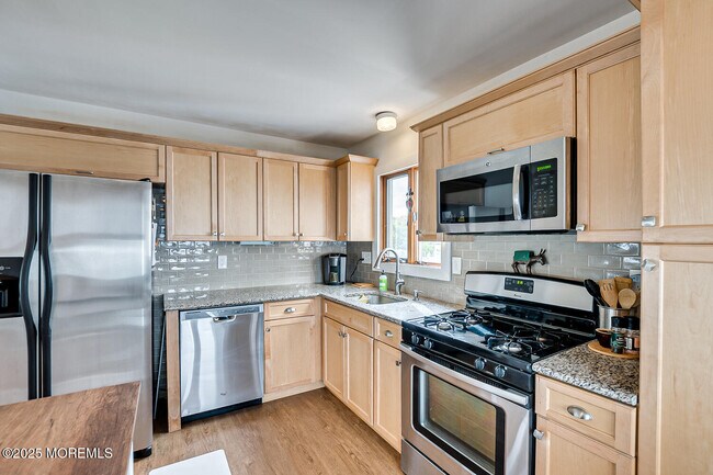 Building Photo - 1331 Sunset Ave