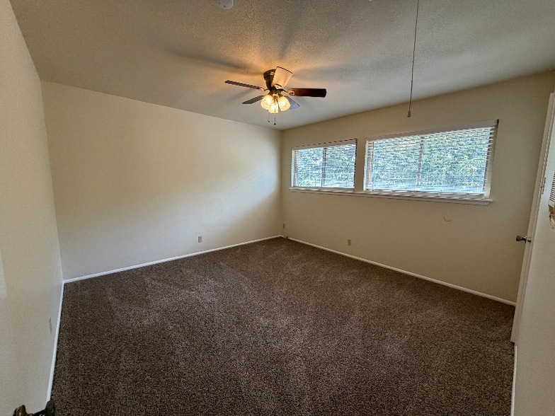 Building Photo - 1236 E Live Oak Rd