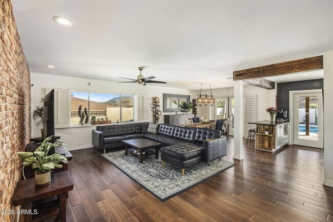 Building Photo - 221 W Sweetwater Ave