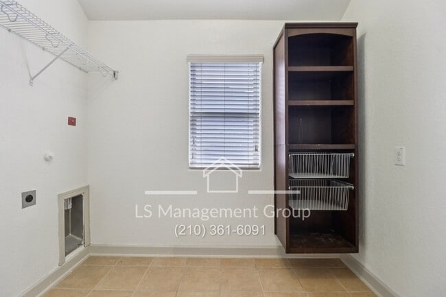 Building Photo - 1041 Water Oak