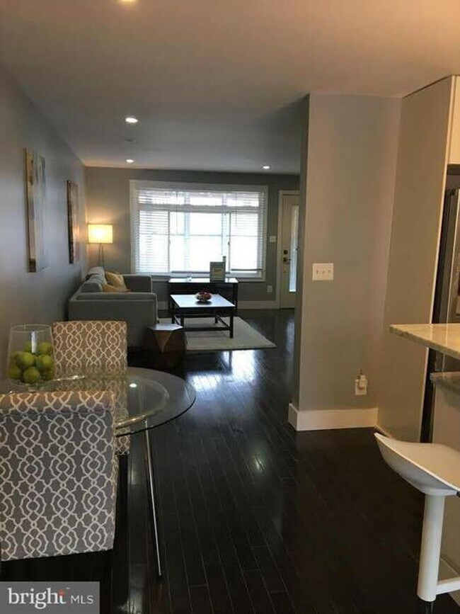Building Photo - Spacious Townhome with Off Street Parking