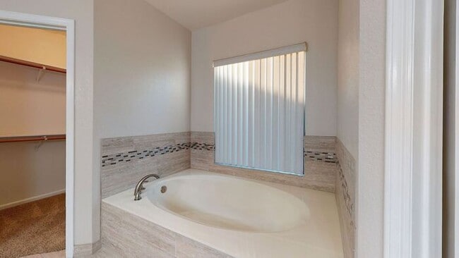 Building Photo - Very nice single level home